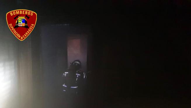 Los bomberos de la Diputación de Zaragoza, durante su actuación en la casa de Maella