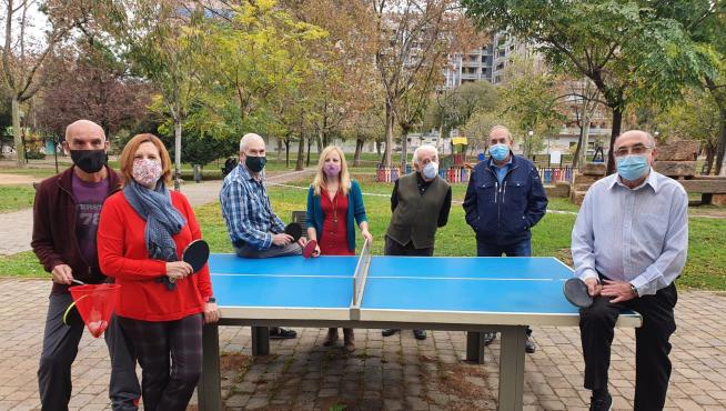 El grupo de amigos mayores de 60 años que suelen practicar el tenis de mesa en el parque Bruil de Zaragoza.