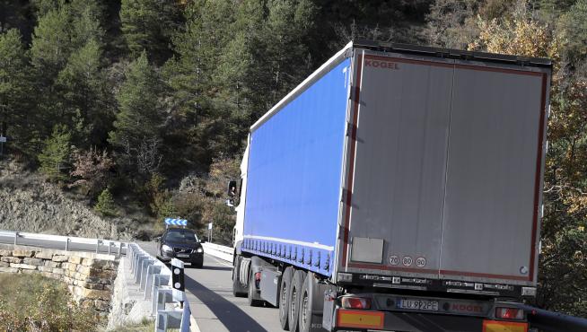 La estrechez de la calzada obliga a veces a dar marcha atrás al cruzarse con un camión.