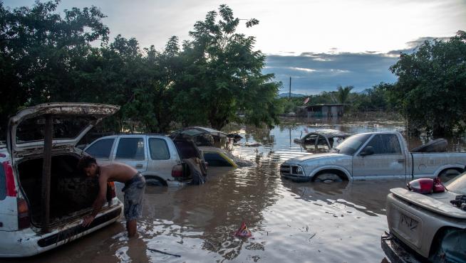 07 November 2020, Honduras, San Pedro Sula: Cars are seen partially submerged in flood waters along a highway in San Pedro Sula, days after Hurricane Eta hit the region. More than 360,000 people were reported to have been affected by Hurricane Eta in Honduras, where the Ulua and Choluteca rivers overflowed their banks, requiring the evacuation of thousands of people. Photo: Seth Sidney Berry/SOPA Images via ZUMA Wire/dpaSeth Sidney Berry/SOPA Images vi / DPA07/11/2020 ONLY FOR USE IN SPAIN [[[EP]]] 07 November 2020, Honduras, San Pedro Sula: Cars are seen partially submerged in flood waters along a highway in San Pedro Sula, days after Hurricane Eta hit the region. More than 360,000 people were reported to have been affected by Hurricane Eta in Hond