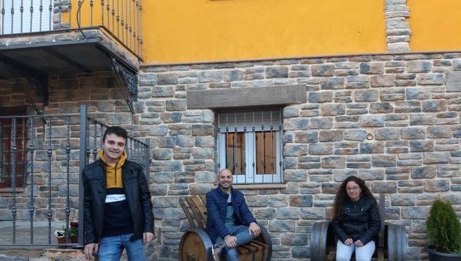 De izquierda a derecha, Rubén, Carlos y Mariola, en la casa rural que han levantado estos tres hermanos emprendedores en Ibdes, un municipio zaragozano de 400 habitantes.