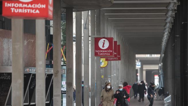 Los exteriores de la oficina de Turismo de la plaza del Pilar, ayer
