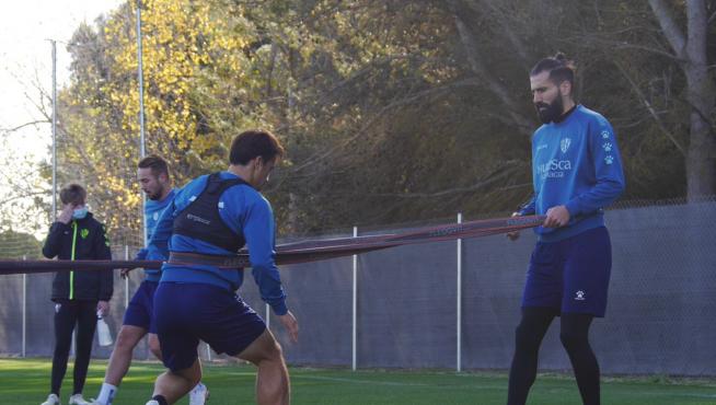 Okazaki y Siovas, durante el entrenamiento de este lunes de la SD Huesca.