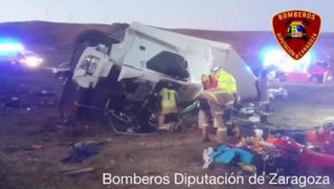 El siniestro se ha producido en torno a las 2.15 de este sábado, cuando el camión se ha salido de la vía y ha quedado volcado sobre el lado izquierdo en un campo cercano a la carretera. El conductor fue liberado tras más 6 horas de intervención por los bomberos de la Diputación de Zaragoza.