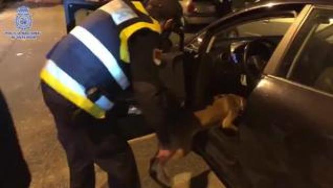 Un agente observó en el aparcamiento de un centro comercial de la calle Doctor Julian Sanz Ibañez como un varón le entregaba un sobre a otro a través de la ventanilla de su vehículo. Tras identificarlo, un perro policía rastreó el vehículo y localizó más sustancias estupefacientes.
