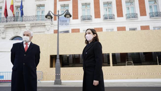 La presidenta de la Comunidad de Madrid, Isabel Díaz Ayuso, junto con el presidente de CEIM, Miguel Garrido, visita el montaje del Belén de la Puerta del Sol, este martes en Madrid.