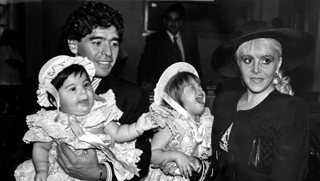 Maradona y su esposa, Claudia Villafane, con sus hijas, Giannina Dinora y Dalma Nerea, el día de su boda civil en Buenos Aires, el 7 de noviembre de 1989
