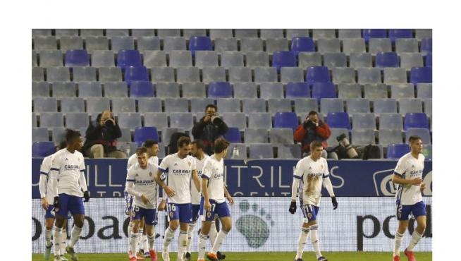 Los futbolistas del Real Zaragoza, segundos después de anotar el 1-0 a favor frente al Rayo Vallecano. La 'alegría' es singular.