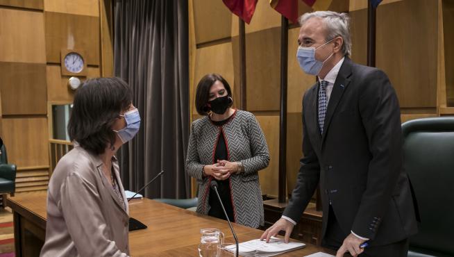El alcalde, Jorge Azcón, con la vicealcaldesa, Sara Fernández, a su lado, conversa con la portavoz socialista, Lola Ranera.