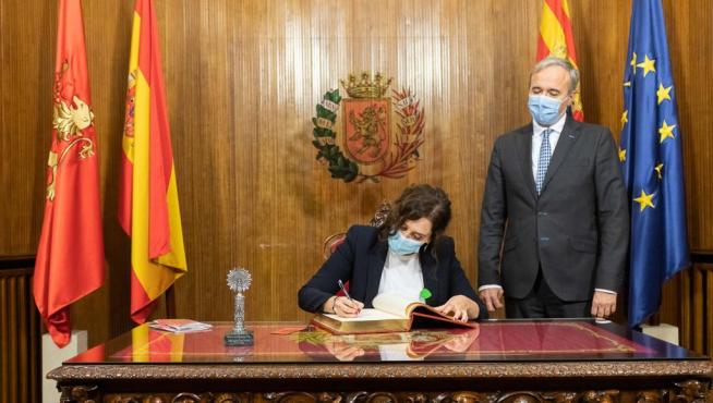 Isabel Díaz Ayuso firmando en el libro del Ayuntamiento de Zaragoza