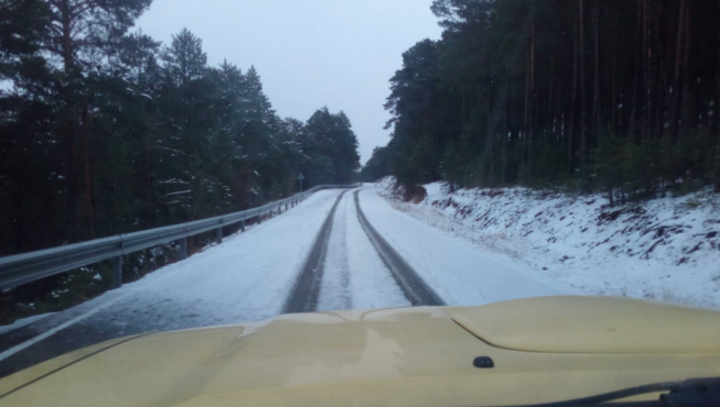 El director general de Carreteras, Bizén Fuster, ha compartido en redes sociales imágenes de los operarios limpiando de nieve las carreteras de Teruel.