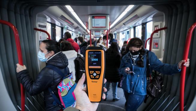 El medidor de CO2 arrojó niveles por encima de las 1.000 ppm en el tranvía.
