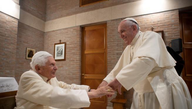 El papa Francisco y el pap emérito Benedicto XVI, durante el encuentro de este sábado, 28 de noviembre, después de la ceremonia de creación de los 13 nuevos cardenales.