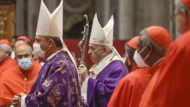 El papa Francisco celebra la misa en la basílica de San Pedro ante los nuevos cardenales.