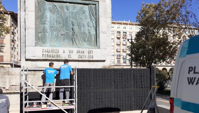 Trabajos de renovación del jardín de la plaza de San Francisco, este domingo en Zaragoza.