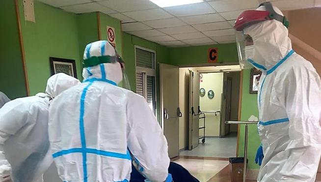 Efectivos de la UME realizaron el martes la desinfección de la residencia Sagrada Familia de Huesca