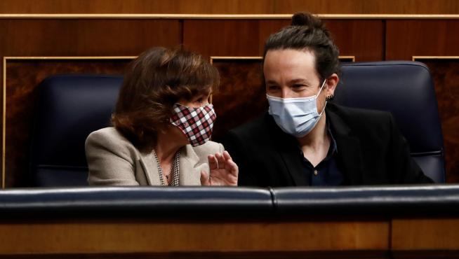Carmen Calvo y Pablo Iglesias, en sus escaños del Congreso.