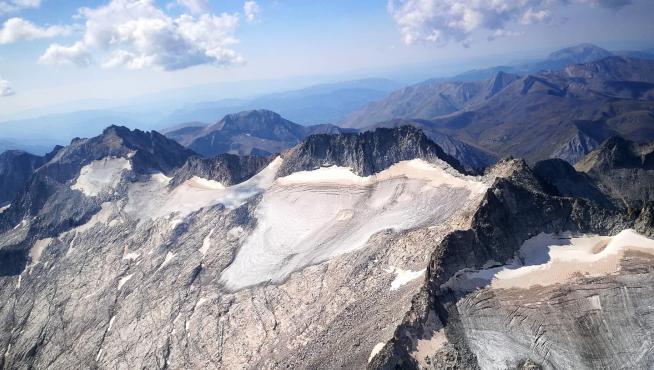 Imagen aérea del glaciar del Aneto, el más grande de toda la cordillera pirenaica.