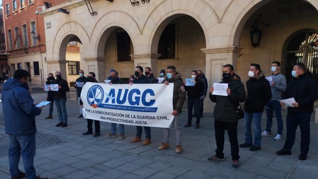 Concentración de la AUGC ante la Subdelegación del Gobierno en Teruel.
