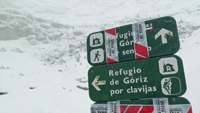 Un cartel indica los itinerarios cerrados por las nevadas.