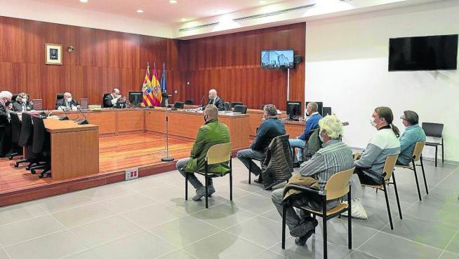 Los acusados, durante el juicio celebrado en la Audiencia de Zaragoza.