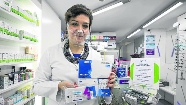 Rosario Molina Gaudó, en la Farmacia Gaudó, de Zaragoza, muestra algunos de los primeros autotest que han recibido.