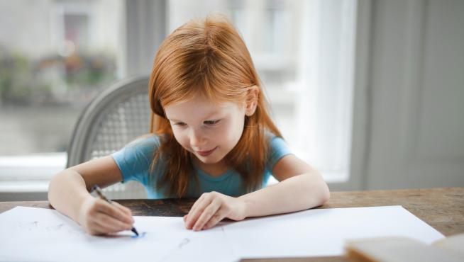 Son muchas las voces que se oponen a que los pequeños de la casa tengan que hacer deberes en las vacaciones, periodos que para buena parte de ellos son sinónimo de desconexión y ocio.