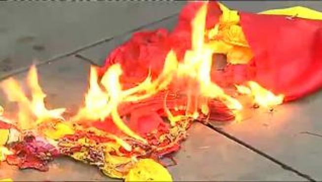 El Constitucional dice que instar a quemar la bandera es delito y no