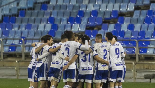 Piña de los jugadores del Real Zaragoza al término del partido contra el Lugo este sábado, saldado con victoria por 1-0.