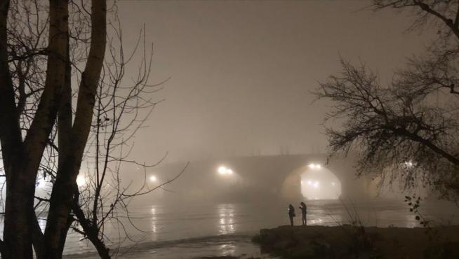 Niebla densa en Zaragoza este miércoles por la tarde.
