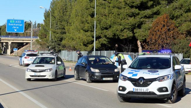La Policía Local de Huesca, en uno de los controles de ayer en la capital altoaragonesa