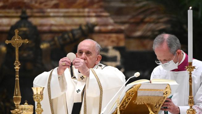 Vatican City (Vatican City State (holy See)), 24/12/2020.- Pope Francis during his homely as he leads a Christmas Eve mass to mark the nativity of Jesus Christ, at St Peter's basilica in the Vatican, 24 December 2020. (Papa) EFE/EPA/VINCENZO PINTO / POOL Pope Francis leads the Christmas night Mass in Saint Peter's Basilica