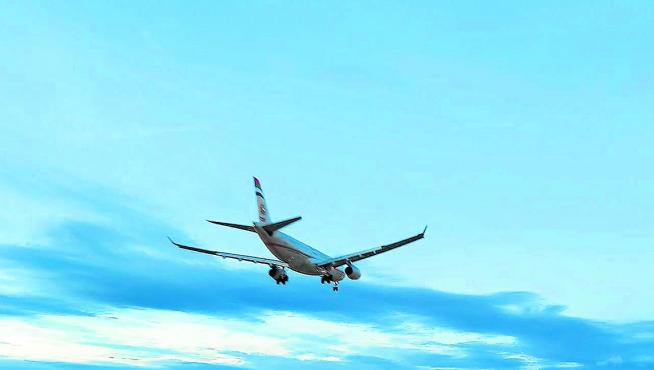 Un avión se dispone a tomar tierra en el la pista de aterrizaje del aeropuerto de Teruel
