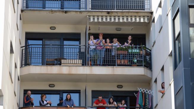 Aplausos a los sanitarios desde los balcones por el coronavirus en Teruel (10/05/2020)