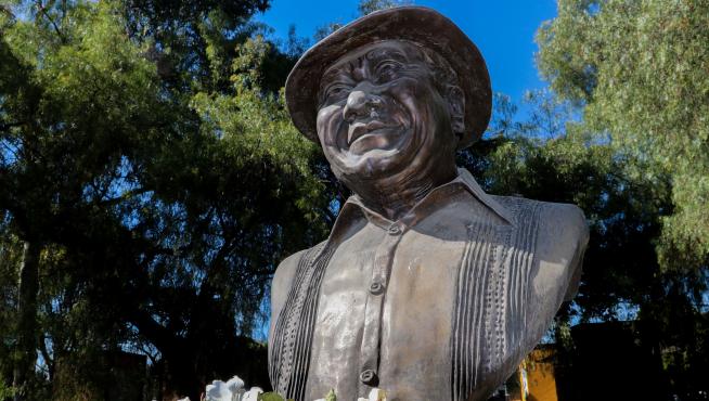 Flores junto a un busto de Armando Manzanero en México