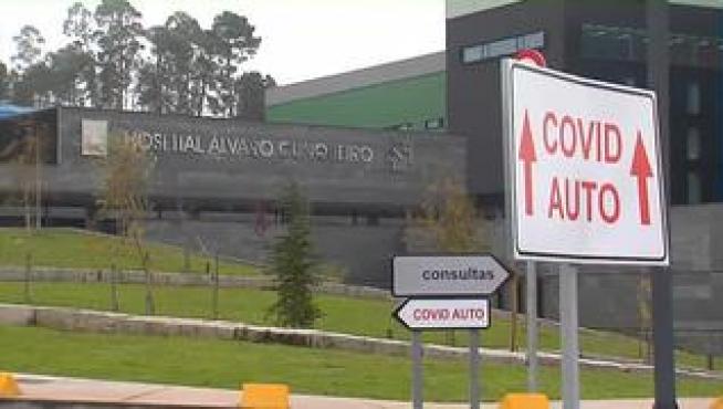 Los datos en el número de contagios podrían estar alcanzando la fase de estabilización pero ahora España centra la atención en la nueva variación del virus procedente de Reino Unido. A la espera de que otras comunidades autónomas confirmen nuevos casos, los últimos cinco se han detectado en Málaga y en Granada. Esta mutación inglesa es difícil de detectar porque presenta síntomas a los 4 o 5 días y la mayoría de los infectados dieron negativo en la PCR.