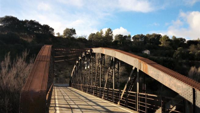 El puente de hierro entre Ayerbe y Santa Eulalia de Gállego se construyó en 2017.