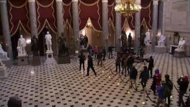 Este es el momento en el que los partidarios de Trump entran al Capitolio. Cientos de personas, alentadas por el presidente Donald Trump en un mitin previo, han atravesado la valla de seguridad en el interior del edificio donde está previsto validar la victoria legítima del demócrata Joe Biden.
