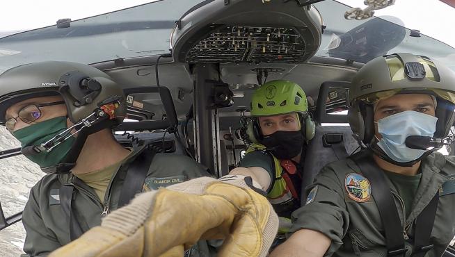 Pilotos del helicóptero con base en Benasque y un rescatador, durante el rodaje.