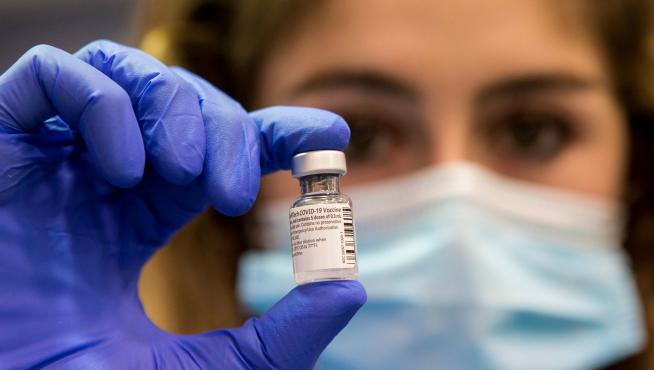 Un año después de la aparición del coronavirus SARS-CoV-2, la ciencia ha logrado producir millones de vacunas que están llegando a la población.