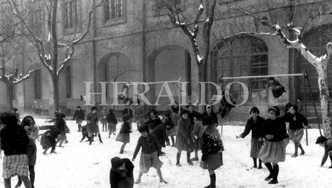 Niñas jugando con la nieve en el patio de un colegio en una nevada en los años 50 del pasado siglo.