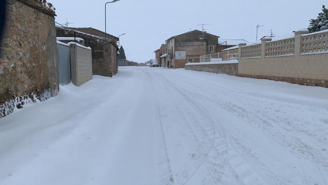 Una calle nevada de la localidad de Mainar.