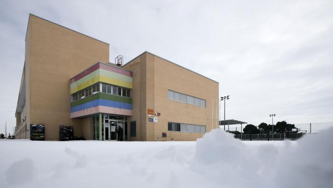 La nieve a afectado a los colegios de todo Aragón y la DGA ha dado dos días para recuperar la normalidad. En la imagen un colegio de Valdespartera este domingo.