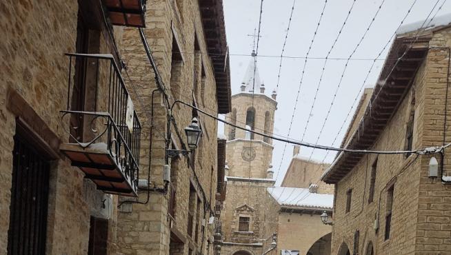 La nieve alcanza un espesor de 50 centímetros en las calles de Cantavieja.