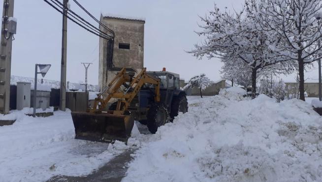 Labores de limpieza de la nieve en la localidad de Leciñena.