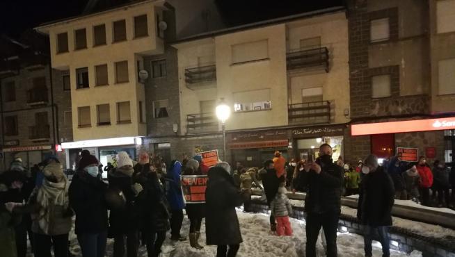 Los asistentes a la protesta llevaron pancartas de ‘Se vende Pirineo’.