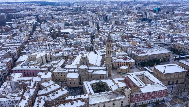 Vista de Zaragoza bajo la nieve.