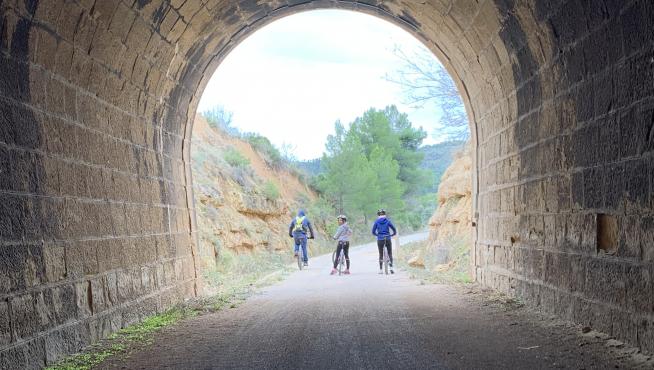 El diario británico invita a sus lectores a 'sumergirse en la emoción de pedalear a través de túneles oscuros'