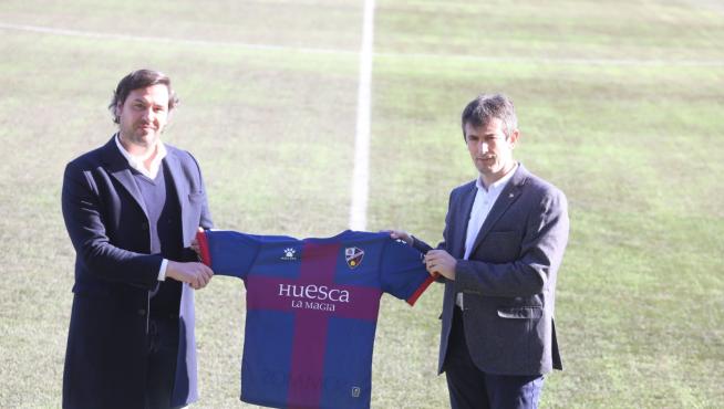 Pacheta, a la derecha, muestra la camiseta azulgrana junto a Rubén García.