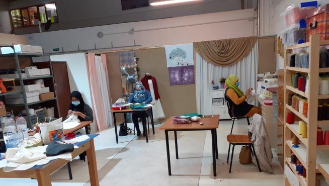 Taller de costura, una de las acciones formativas de Cáritas en Huesca.